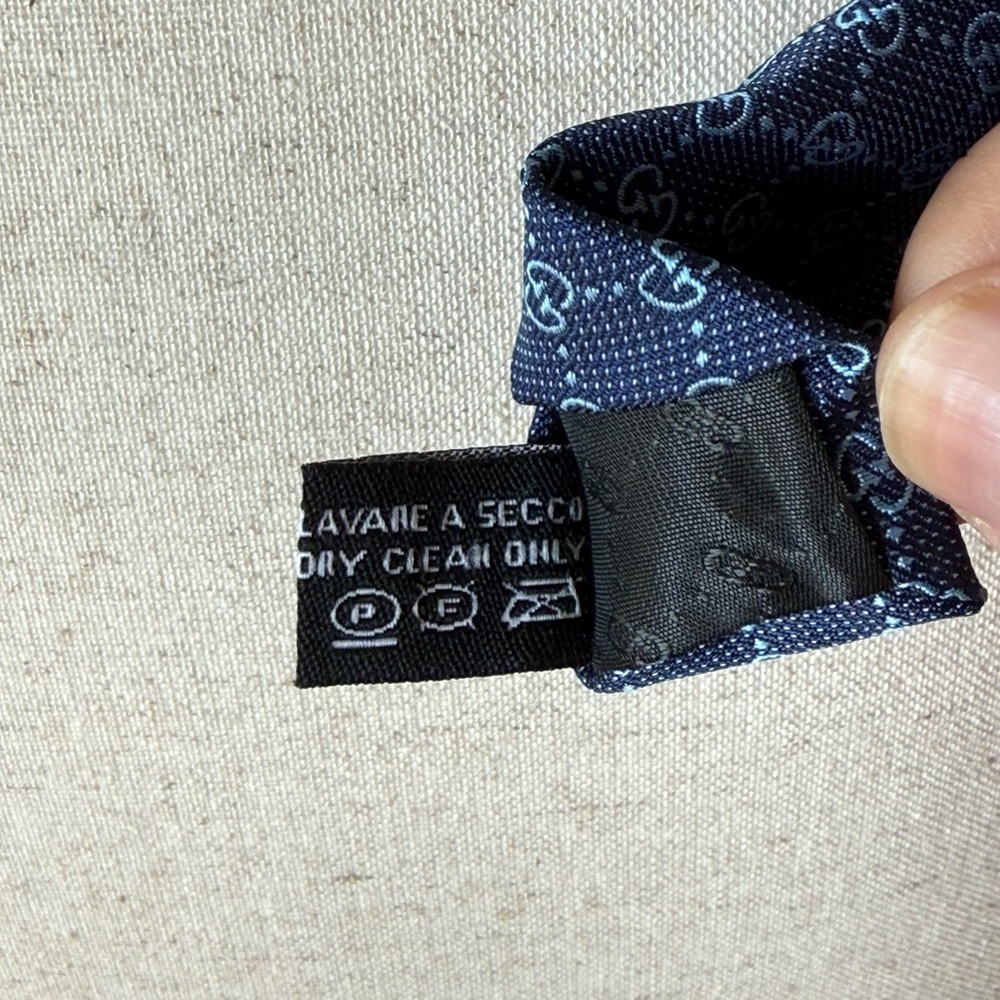 Gucci GG Navy Blue Silk Tie Like New - Picture 9 of 11